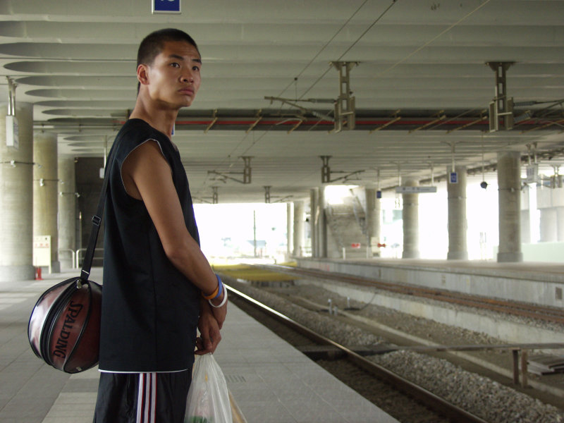 台灣鐵路旅遊攝影高鐵台鐵新烏日火車站月台旅客攝影照片137