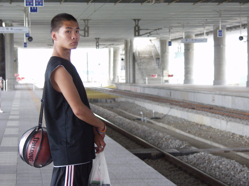 台灣鐵路旅遊攝影高鐵台鐵新烏日火車站月台旅客攝影照片138