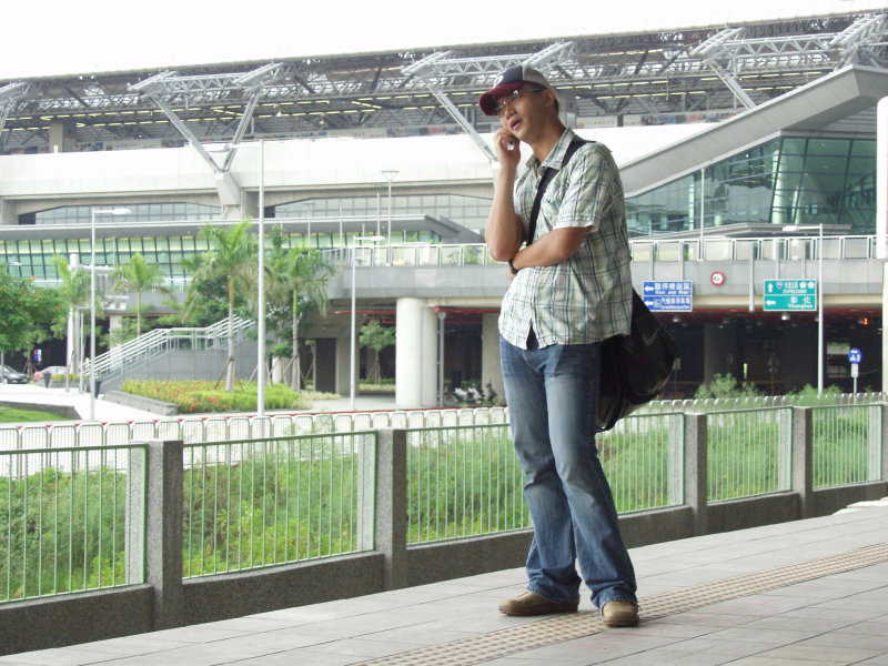 台灣鐵路旅遊攝影高鐵台鐵新烏日火車站月台旅客攝影照片139