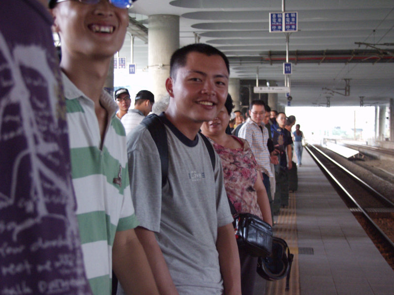 台灣鐵路旅遊攝影高鐵台鐵新烏日火車站月台旅客攝影照片141